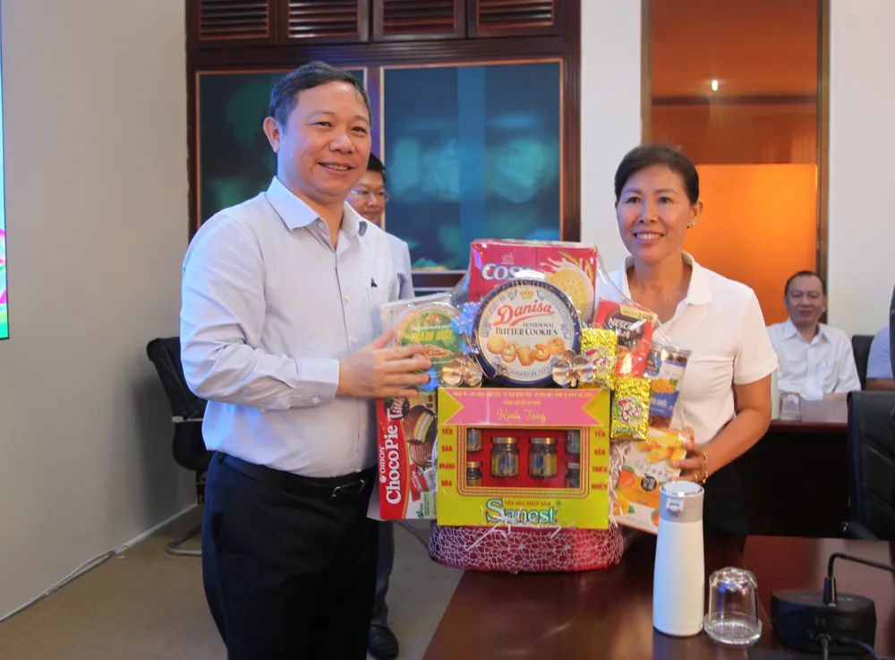 Phó Chủ tịch UBND TPHCM Dương Anh Đức thăm và tặng quà người có công, thân nhân người có công với cách mạng trên địa bàn huyện Côn Đảo