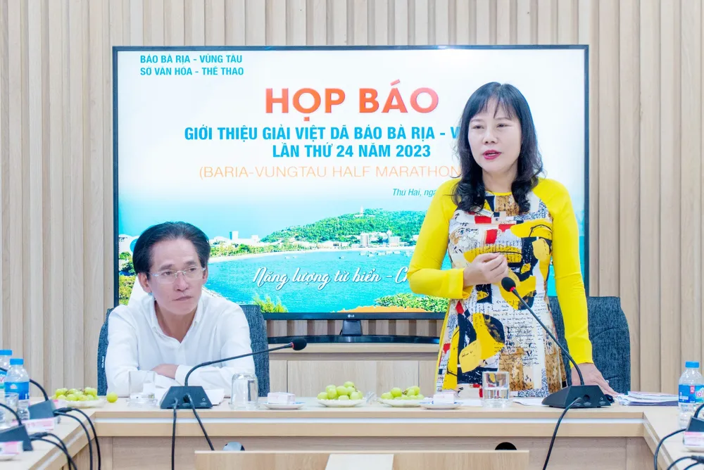 Bà Đỗ Nguyễn Hoàng Dung (bên phải), Quyền Tổng Biên tập Báo Bà Rịa - Vũng Tàu, Trưởng Ban tổ chức giải cung cấp thông tin cho báo chí