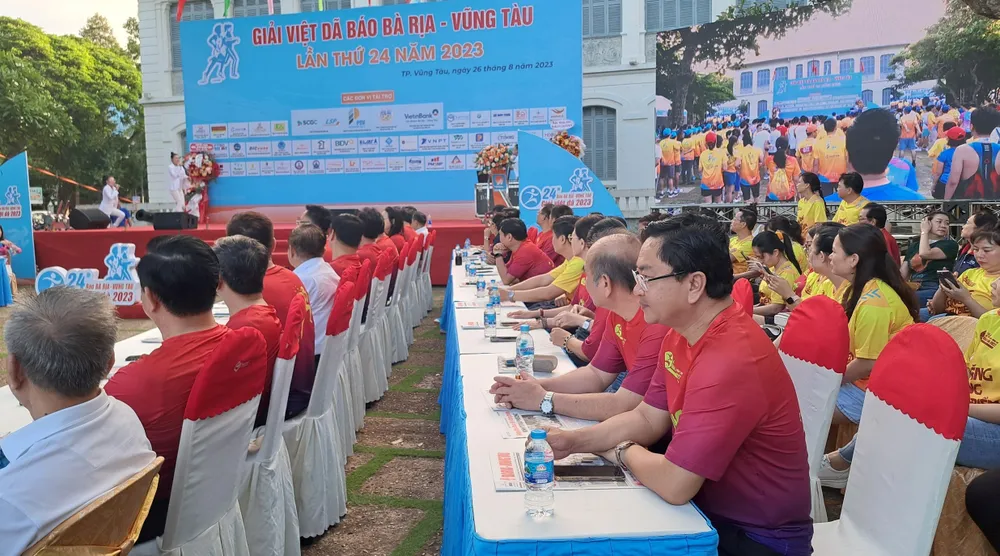 Đại diện lãnh đạo các cơ quan báo chí dự lễ khai mạc giải