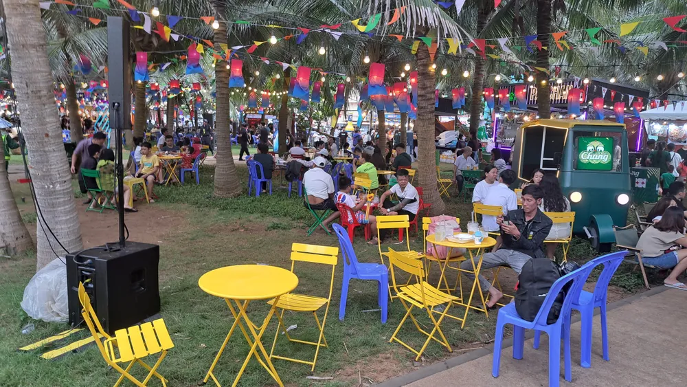 Nhiều thảm cỏ bị giẫm đạp không thương tiếc