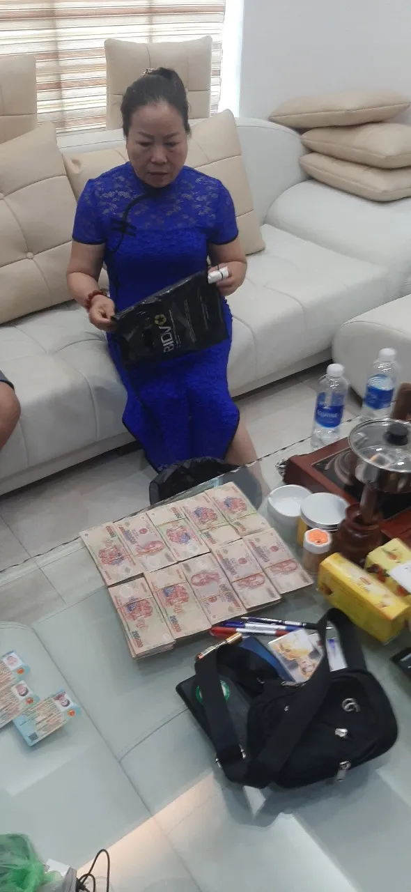 Bắt giữ đối tượng Nguyễn Thị Lý khi đang nhận tiền trục vong
