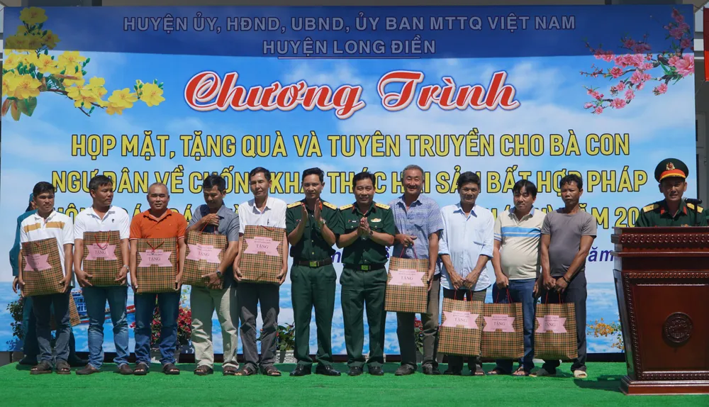 Tặng quà động viên ngư dân huyện Long Điền trước dịp ra khơi đánh bắt chuyến đầu năm