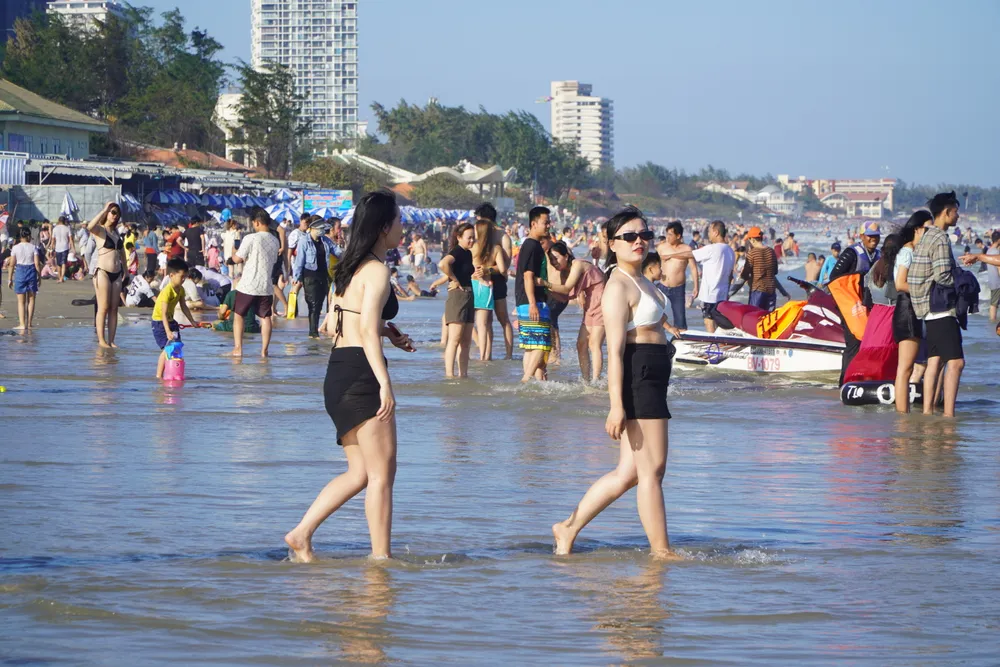 Du khách vui chơi tắm biển Vũng Tàu chiều ngày 17-2