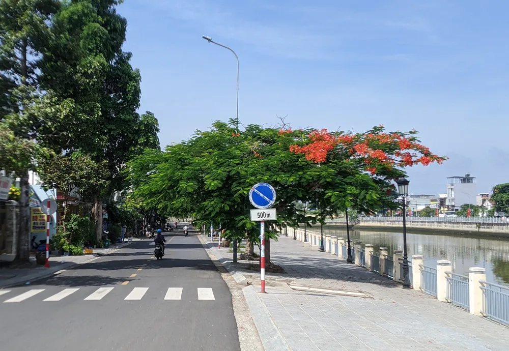 Một con ven sông được đầu tư khang trang, hiện đại.jpg