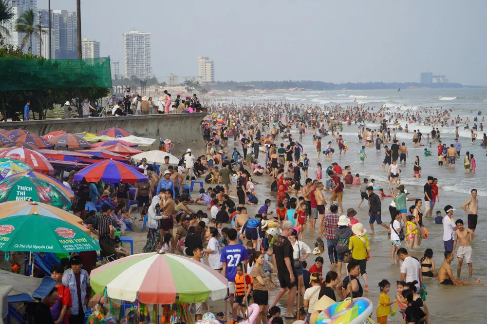 Đông đảo du khách vui chơi, tắm biển Vũng Tàu chiều Mùng 3 Tết