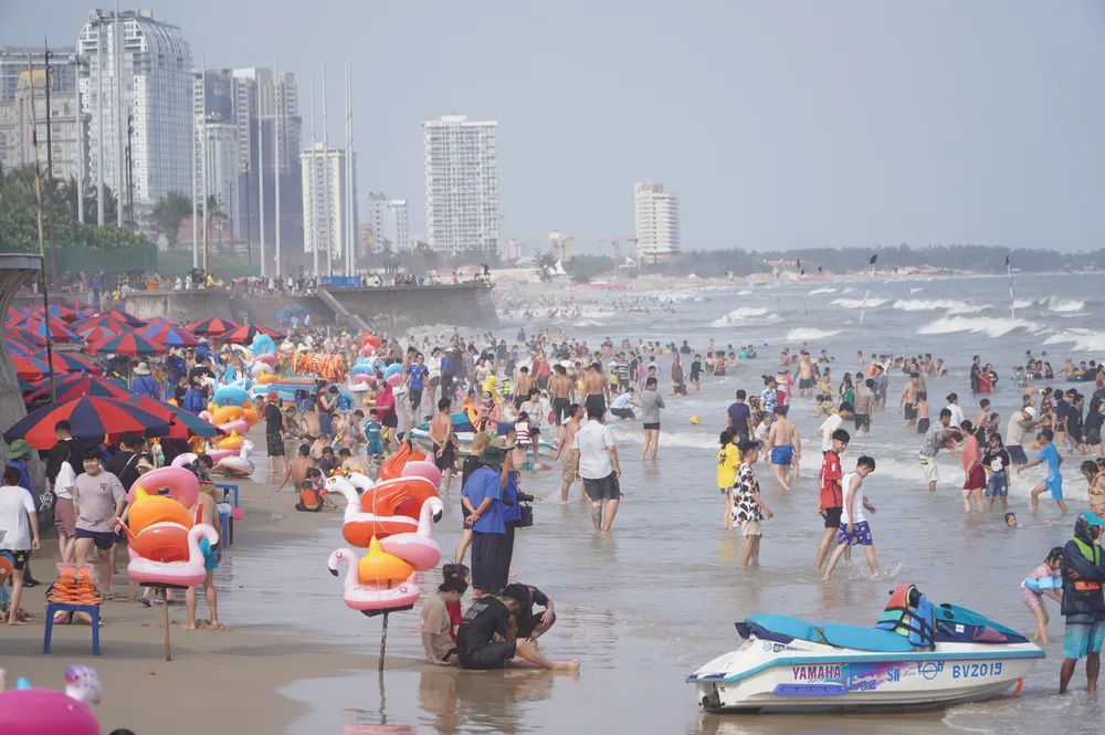 Đông đúc du khách vui chơi tắm biển Vũng Tàu các ngày nghỉ lễ