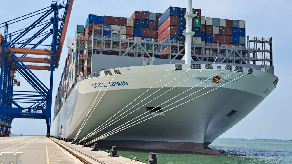 Siêu tàu container OOCL Spain cập cảng nước sâu Cái Mép - Thị Vải ngày 30-3-2023 (1) (1).jpg