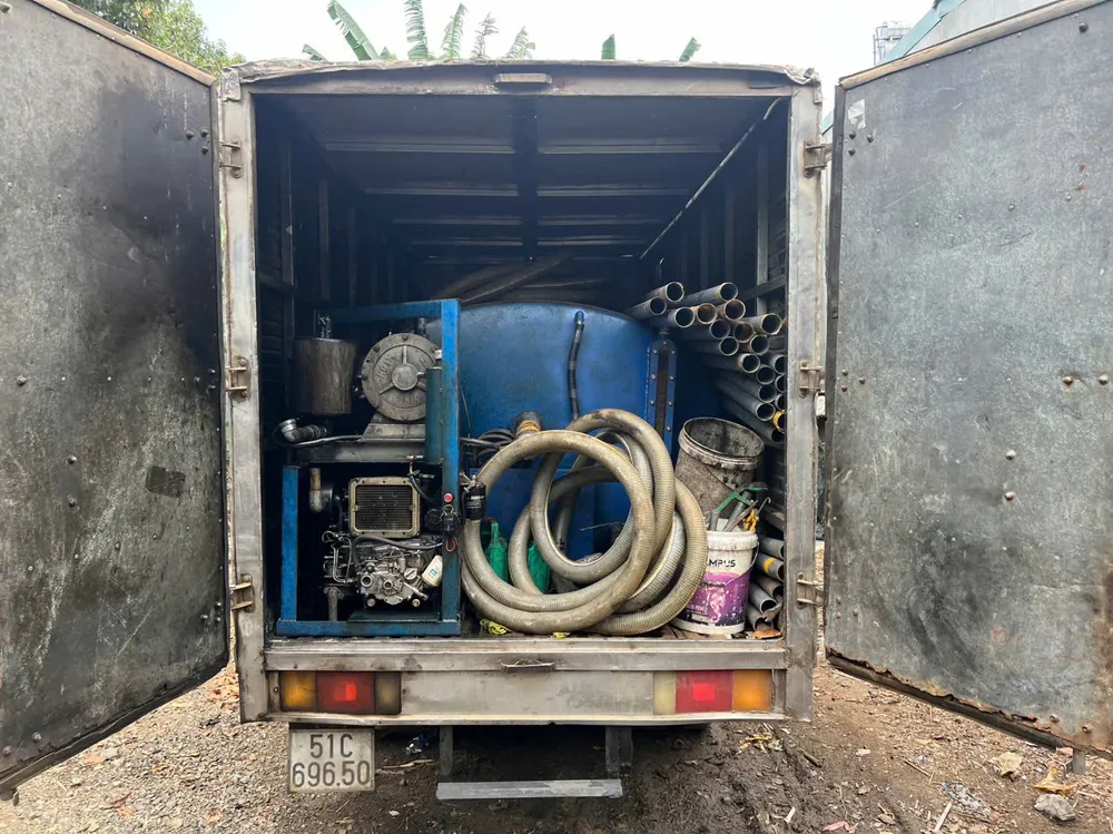 Tang vật vụ xe hút hầm cầu xả thải ra sông Dinh