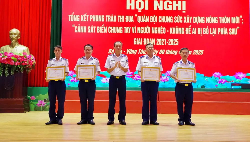 Các tập thể có thành tích xuất sắc được khen thưởng