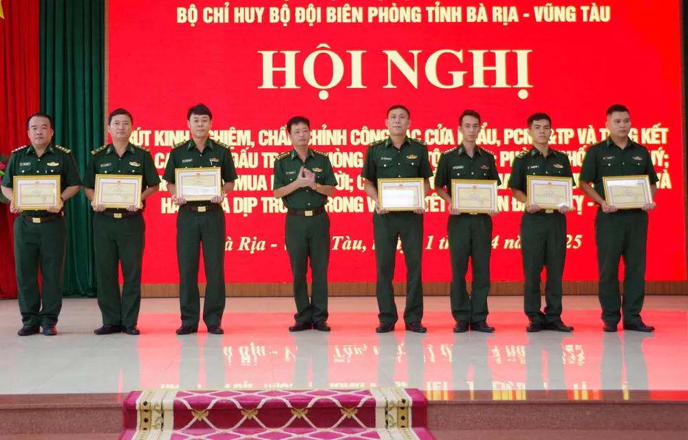 Tặng bằng khen, giấy khen cho các tập thể, cá nhân trong BĐBP tỉnh Bà Rịa - Vũng Tàu đã có thành tích xuất sắc trong phòng chống tội phạm