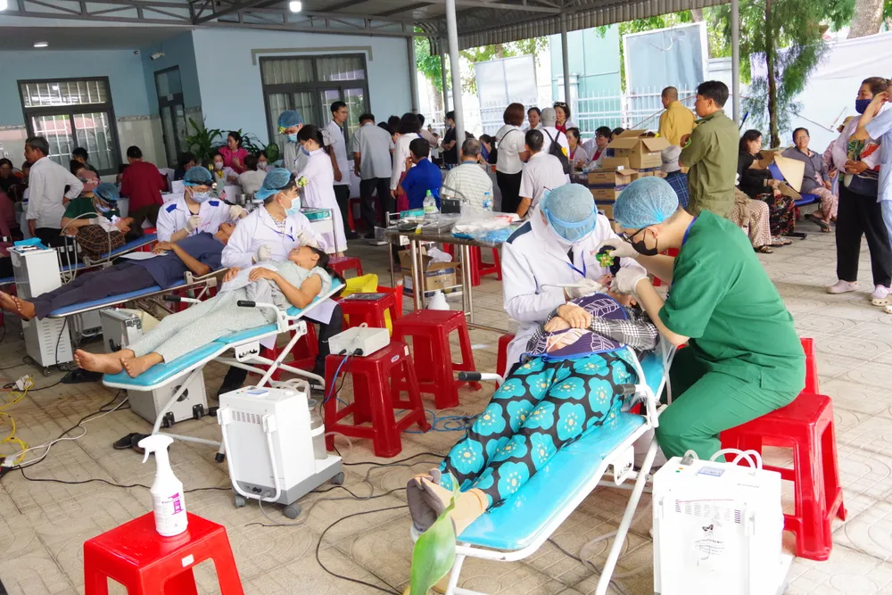 Bộ đội Biên phòng tỉnh Bà Rịa - Vũng Tàu phối hợp với các bác sĩ từ TPHCM tổ chức khám, cấp phát thuốc miễn phí cho người dân