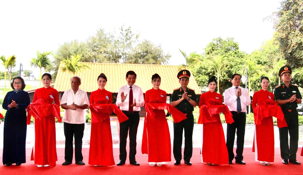 Các đại biểu thực hiện nghi thức cắt băng khánh thành công trình Tượng đài công viên, nhà lưu niệm Anh hùng liệt sĩ Võ Thị Sáu