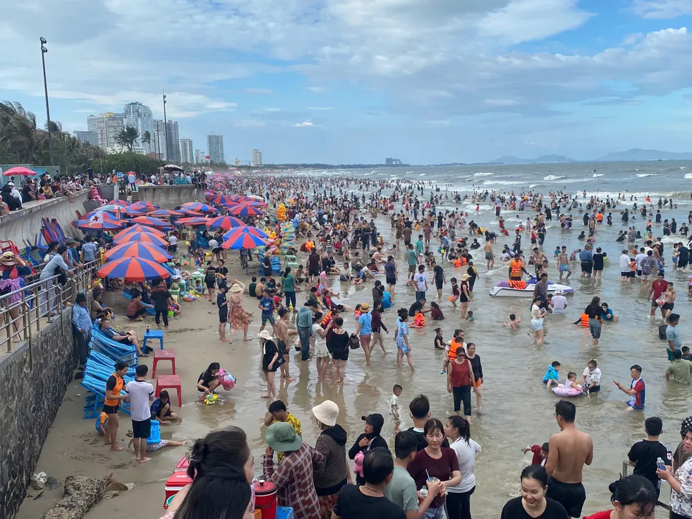 Biển Bãi Sau (TP Vũng Tàu) đông nghịt khách chiều 30-4