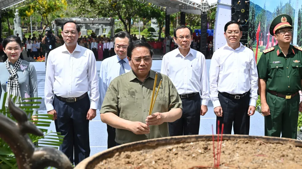 Thủ tướng Phạm Minh Chính dâng hương tại Nghĩa trang Hàng Keo. Ảnh: MT