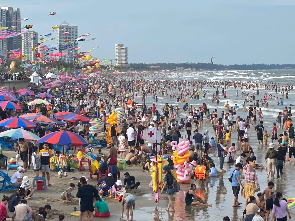Đông nghịt du khách tắm biển Vũng Tàu dịp lễ 30-4 và 1-5