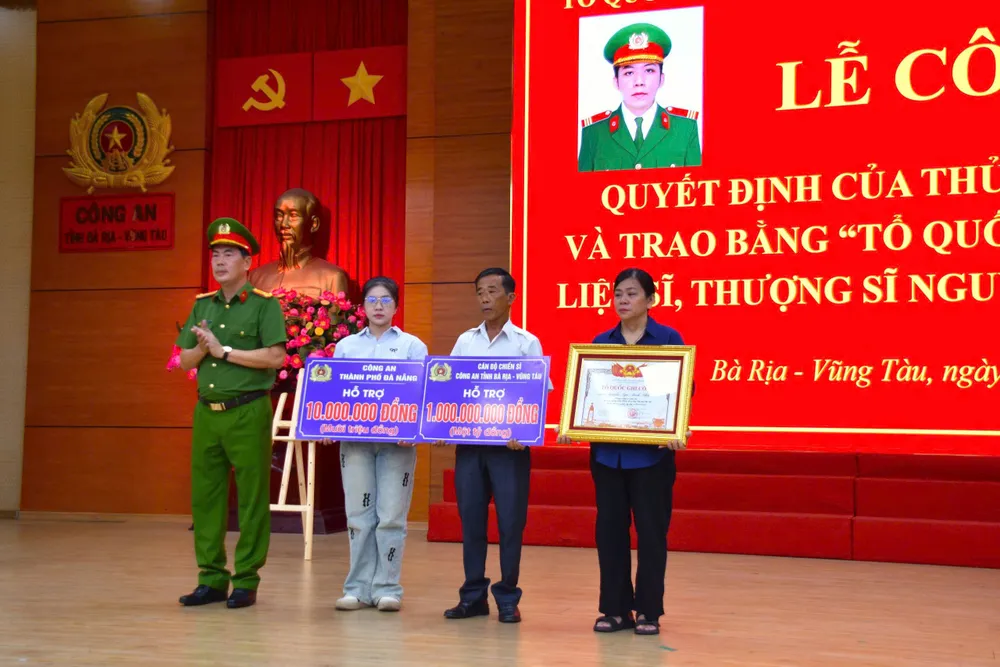 Quang cảnh buổi lễ trao bằng Tổ quốc ghi công cho thân nhân liệt sĩ Nguyễn Ngọc Minh Nhật