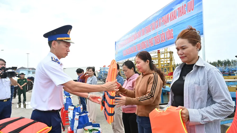 Đại tá Lê Văn Tú, Chính ủy Vùng Cảnh sát biển 3, tặng quà, áo phao cho ngư dân xã Bình Châu, huyện Xuyên Mộc, tỉnh Bà Rịa - Vũng Tàu