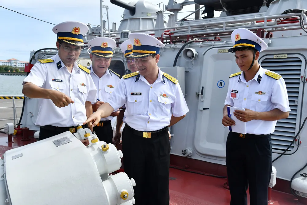 1. Đại tá Nguyễn Văn Quán, Tư lệnh Vùng 2 Hải quân kiểm tra Tàu 379, Lữ đoàn 167 trước khi tàu thực hiện nhiệm vụ đối ngoại.JPG