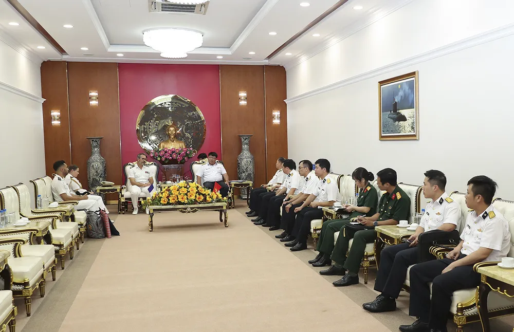 3. Thủ trưởng Vùng 2 Hải quân tiếp đón Đại tá Lionel Seigfried, Thuyền trưởng tàu hộ tống đa nhiệm Provence, Hải quân Pháp đầu tháng 3.2025.jpg