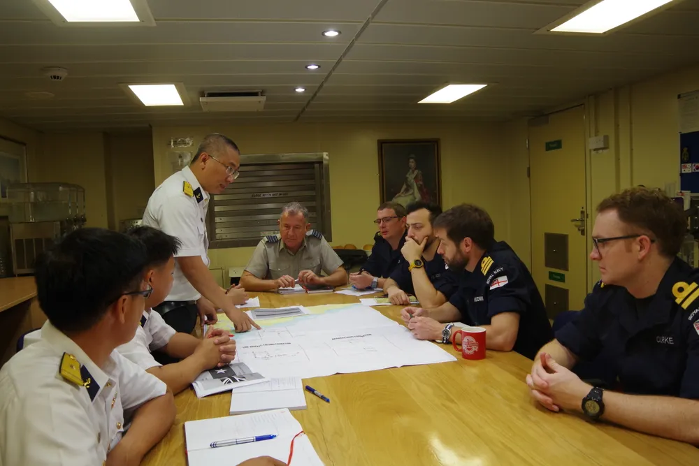 4. Đoàn cán bộ của Lữ đoàn 167 hiệp đồng với sĩ quan tàu HMS Spey.JPG