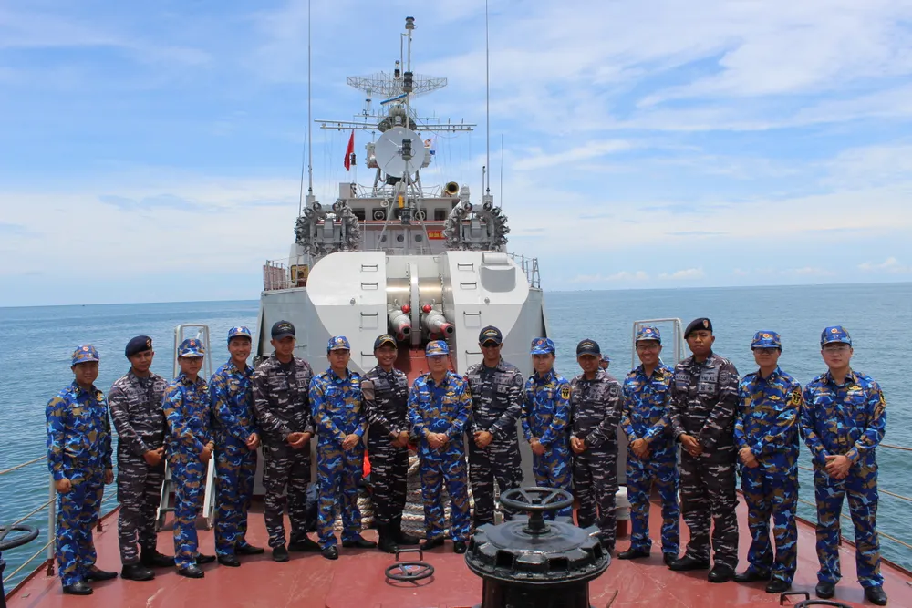 6. Chụp ảnh lưu niệm giữa Hải quân Việt Nam và Hải quân Indonesia.JPG