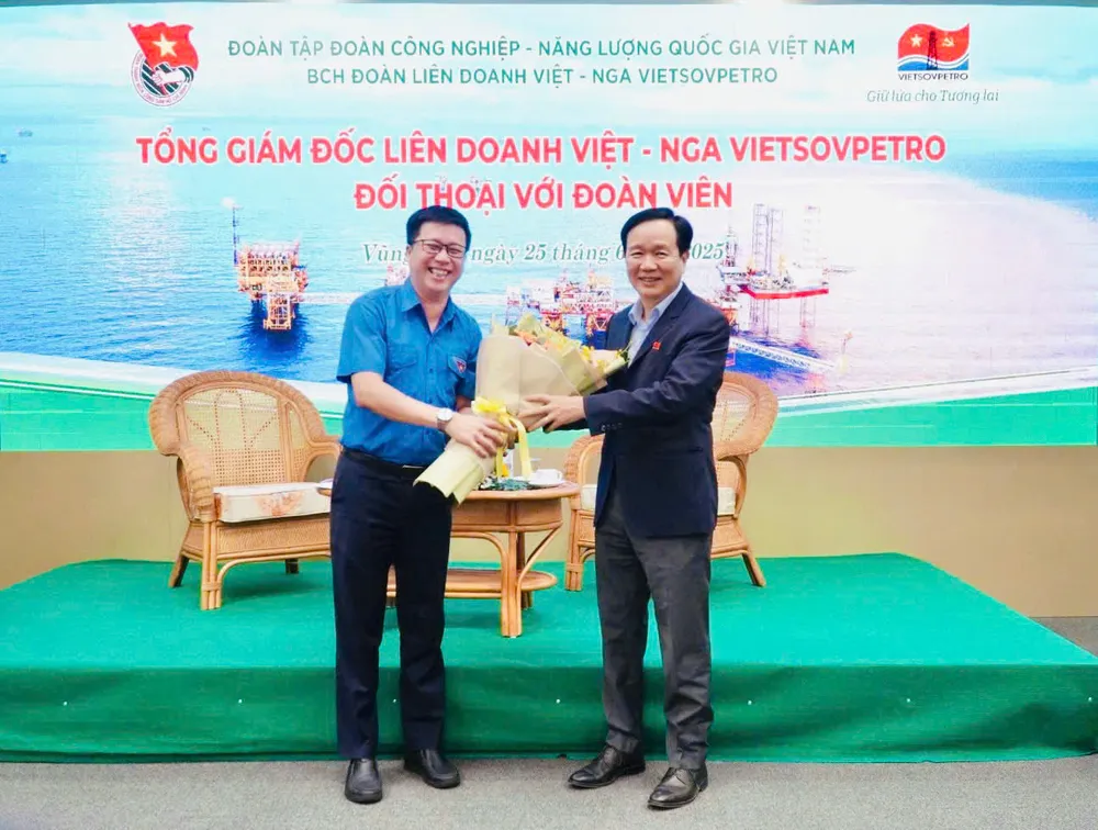 Tổng Giám đốc Vietsovpetro Vũ Mai Khanh đối thoại với đoàn viên, thanh niên