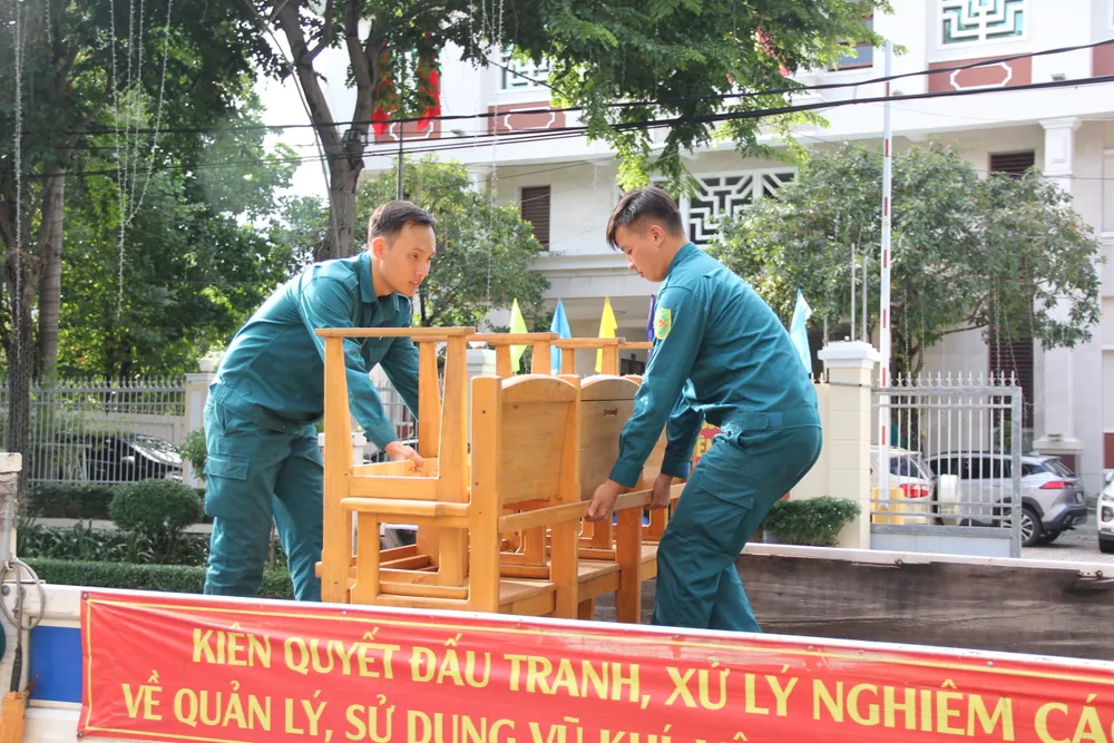 Lực lượng chức năng TP Biên Hòa, tỉnh Đồng Nai đang di chuyển bàn ghế lấy chỗ làm việc cho UBND phường Trấn Biên (tỉnh Đồng Nai mới).JPG