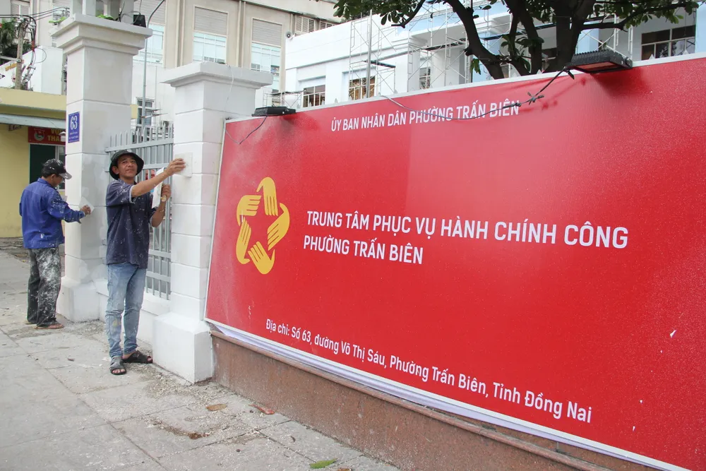 Thợ sơn nước đang khẩn trương hoàn thiện trụ cổng Trung tâm hành chính công phướng Trấn Biên (tỉnh Đồng Nai mới) ảnh VĂN PHONG.JPG