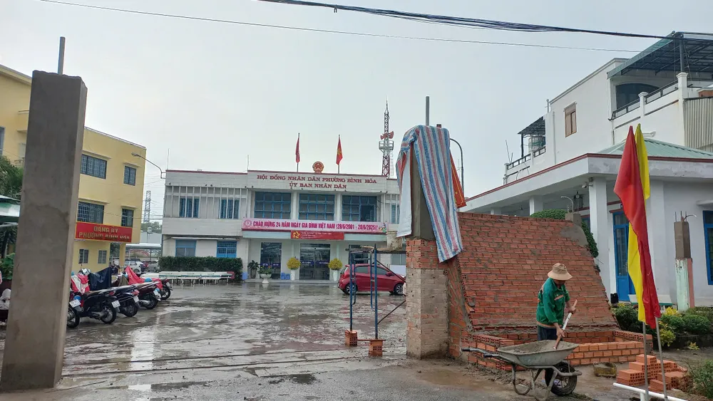 UBND Phường Bình Hòa (TP Thuận An, tỉnh Bình Dương) đang sửa sang lại cổng trụ sở.jpg
