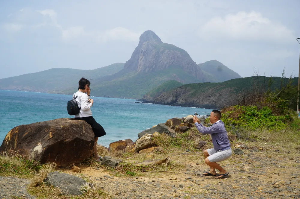 Du khách tìm đến chụp hình ở khu vực Bãi Nhát.JPG