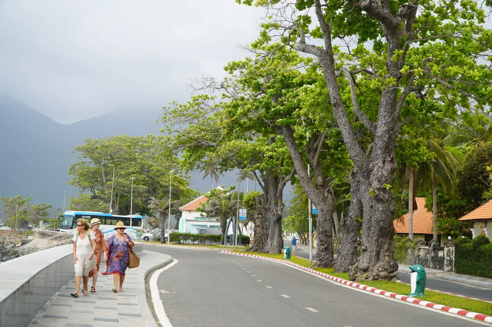 Khách quốc tế dạo chơi Côn Đảo ngắm biển và những cây bàng di sản.JPG