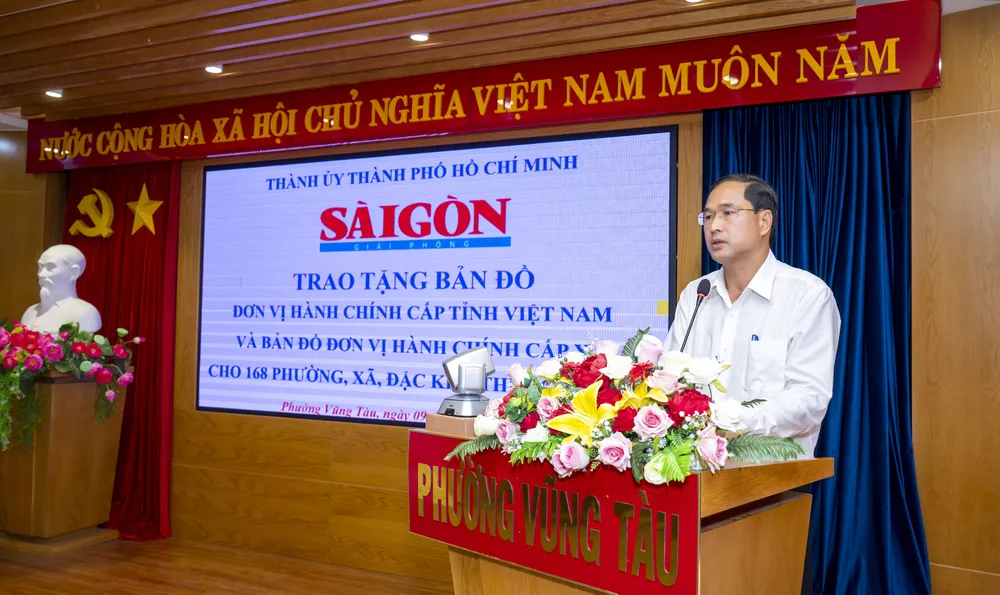 Ông Nguyễn Tấn Bản, Bí thư Đảng ủy, Chủ tịch HĐND phát biểu cảm ơn Báo SGGP với chương trình tặng bản đồ hết sức ý nghĩa, thiết thực..jpg