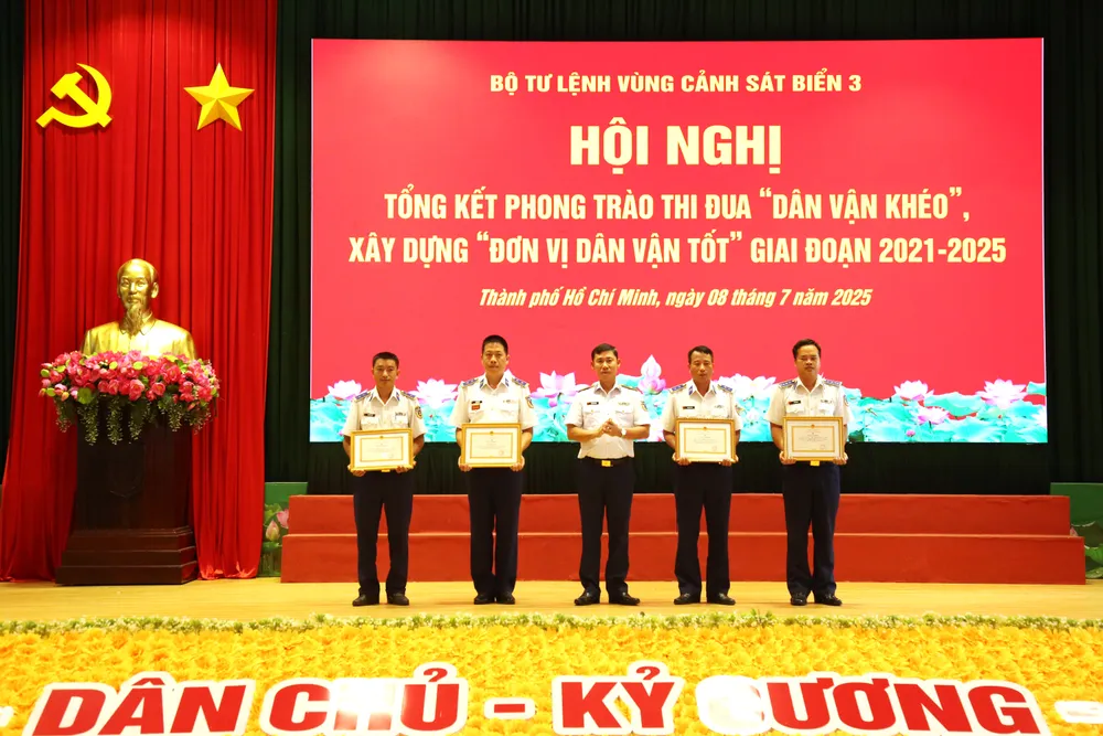 Thiếu tướng Ngô Bình Minh, Tư lệnh Vùng Cảnh sát biển 3 trao thưởng cho các tập thể có thành tích xuất sắc trong thực hiện phong trao dân vận 2021 -2025 .JPG