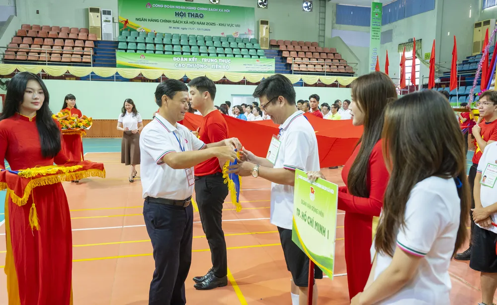 Ban Tổ chức tặng Cờ lưu niệm và tặng hoa chúc mừng các đội tham gia hội thao..jpg