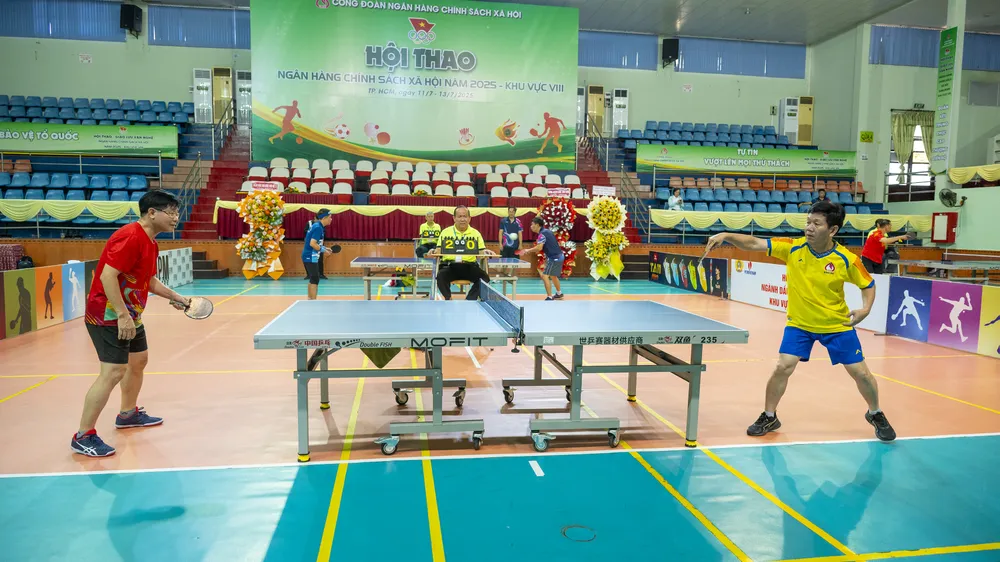 Vận động viên tham gia tranh tài ở môn bóng bàn