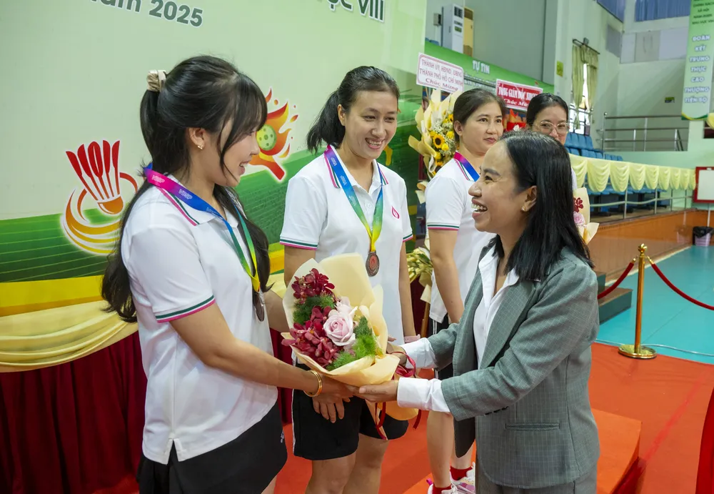 Bà Võ Ngọc Thanh Trúc, Chủ tịch Hội LHPN TP.Hồ Chí Minh tặng hoa chúc mừng các vận động viên đạt thành tích cao tại hội thao..jpg