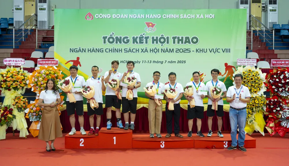 Ban Tổ chức trao huy chương và tặng hoa chúc mừng các vận động viên đạt thành tích cao tại hội thao
