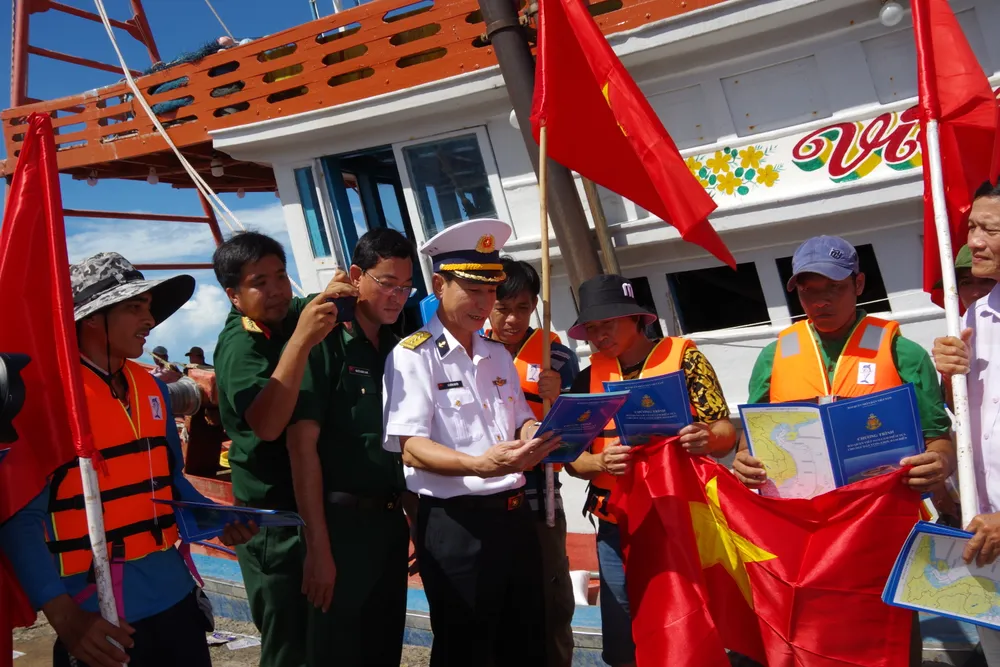 Đại tá Đỗ Hồng Duyên, Phó Chính ủy Vùng 2 Hải quân tuyên truyền, phổ biến pháp luật cho bà con ngư dân