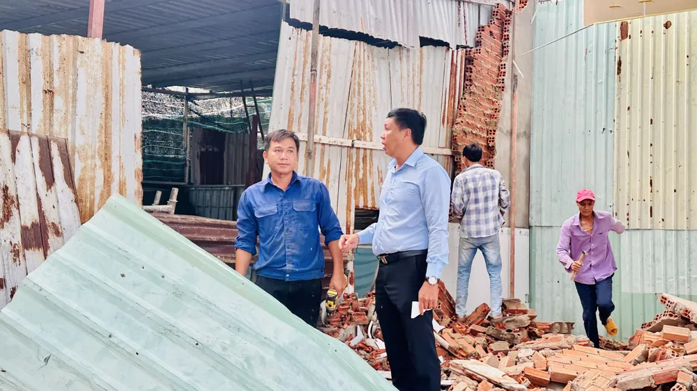 Lực lượng chức năng phường Phước Thắng, TPHCM tuyên truyền, vận động và giám sát người dân tự nguyện tháo dỡ công trình xây dựng trái phép trên đất nông nghiệp trên địa bàn phường. Ảnh: QUANG VŨ