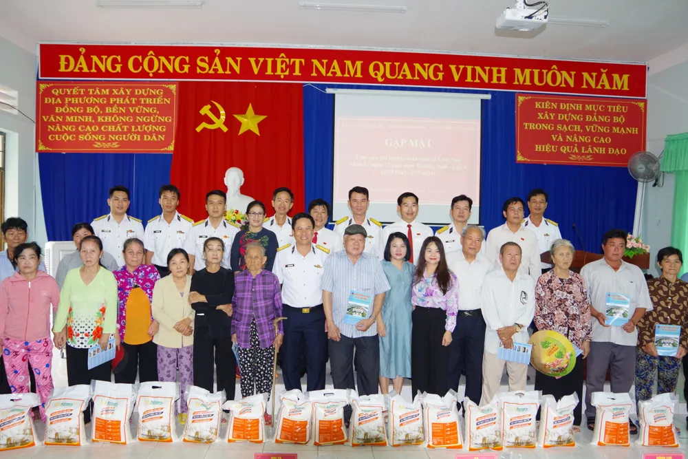 4. Thủ trưởng Bộ Tư lệnh Vùng tặng quà đối tượng chính sách trên địa bàn đóng quân.JPG