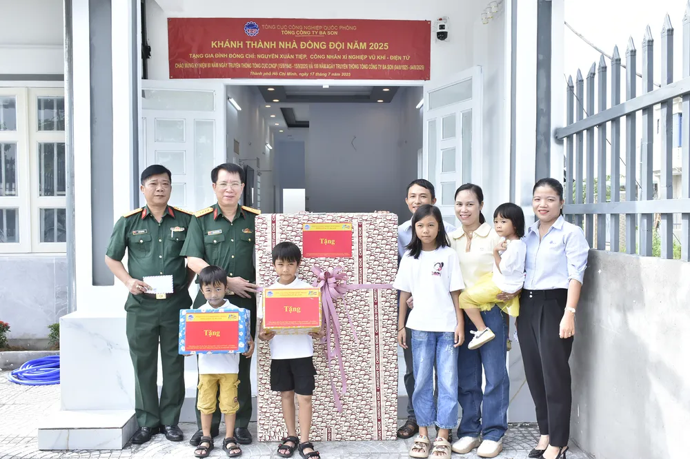 Đại tá Phan Văn Bình, Bí thư Đảng ủy, Chủ tịch Tổng Công ty Ba Son (thứ hai từ trái qua) bàn giao “Nhà đồng đội” và tặng đồ dùng gia đình cho anh Nguyễn Xuân Tiệp. Ảnh: MỸ LƯƠNG