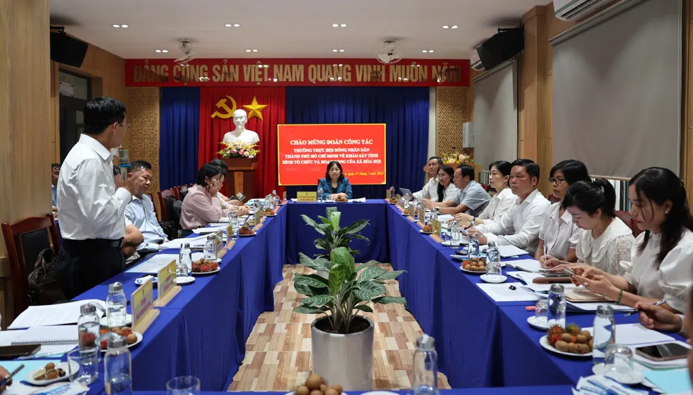 Quang cảnh buổi làm việc