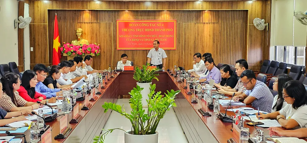 Đoàn công tác số 4 của Thường trực HĐND TPHCM làm việc với HĐND, UBND xã Hồ Tràm. Ảnh: MẠNH THẮNG