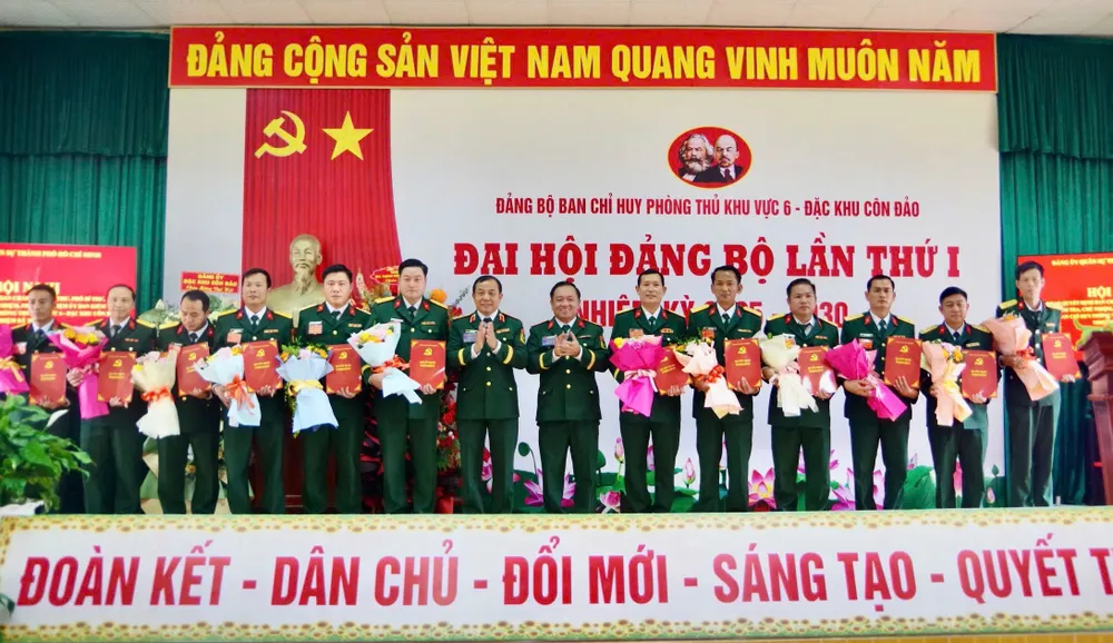 3. Lãnh đạo Bộ Tư lệnh TPHCM trao quyết định chỉ định Ban chấp hành Đảng bộ Ban Chỉ huy Phòng thủ khu vực 6 - Đặc khu Côn Đảo. (1).jpg