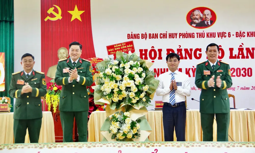 4. Đồng chí Lê Anh Tú, Thành uỷ viên, Bí thư Đảng uỷ Đặc khu Côn Đảo tặng hoa chúc mừng đại hội.jpg