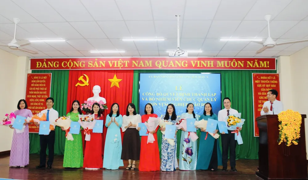 Lãnh đạo UBND phường Rạch Dừa trao quyết định bổ nhiệm viên chức quản lý giáo dục