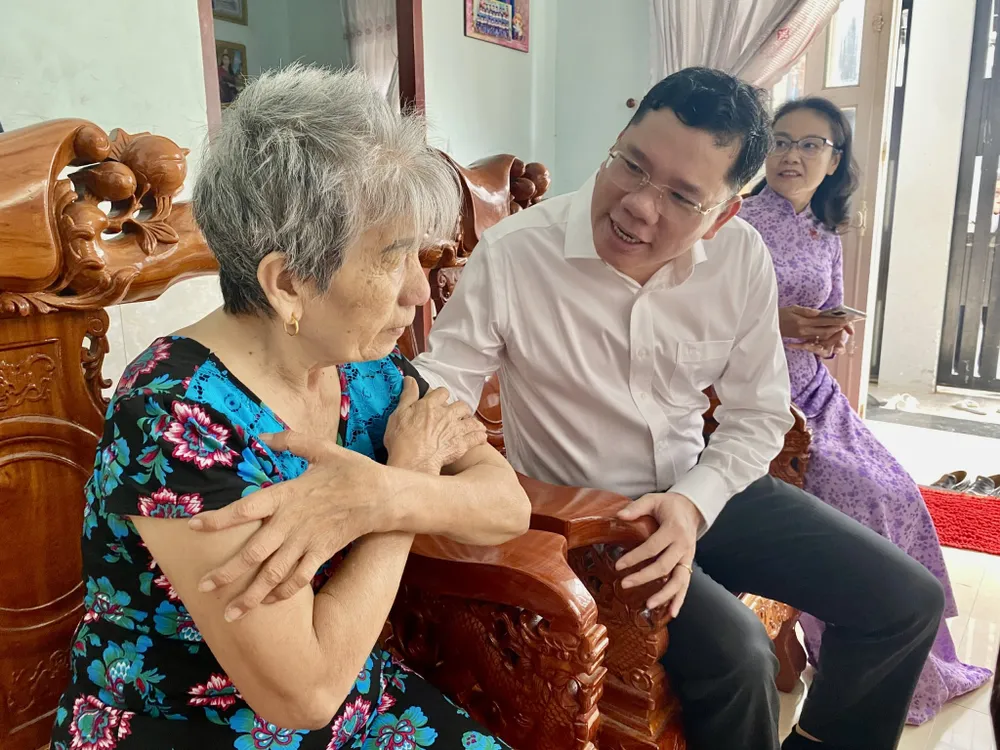 Phó Trưởng Ban Tuyên giáo và Dân vận Thành ủy TPHCM Hoàng Nguyên Dinh thăm hỏi, động viên thương binh Nguyễn Thị Chung ngụ tại phường Rạch Dừa, TPHCM. Ảnh: PHÚ NGÂN