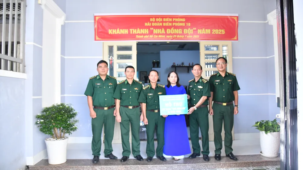 Đảng ủy, Ban Chỉ huy Hải đoàn Biên phòng 18 trao bảng tượng trưng hỗ trợ xây dựng nhà đồng đội. Ảnh: VÕ HÙNG