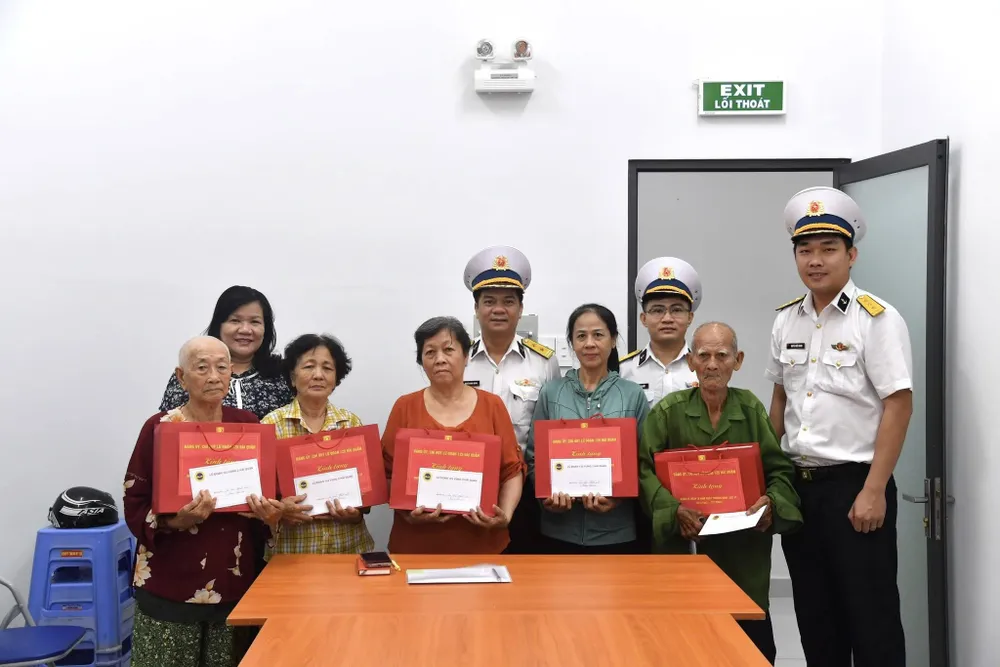 5. Lữ đoàn 125 Hải quân đã đến thăm, tặng quà các gia đình chính sách trên địa bàn.jpg