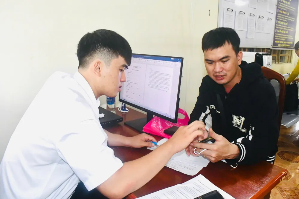 Trung tâm Phục vụ hành chính công xã Kim Long bố trí người bán chuyên trách hướng dẫn thủ tục trực tuyến cho người dân. Ảnh: HUYỀN TRANG